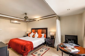 Superior Room | In-room safe, desk, blackout curtains, bed sheets