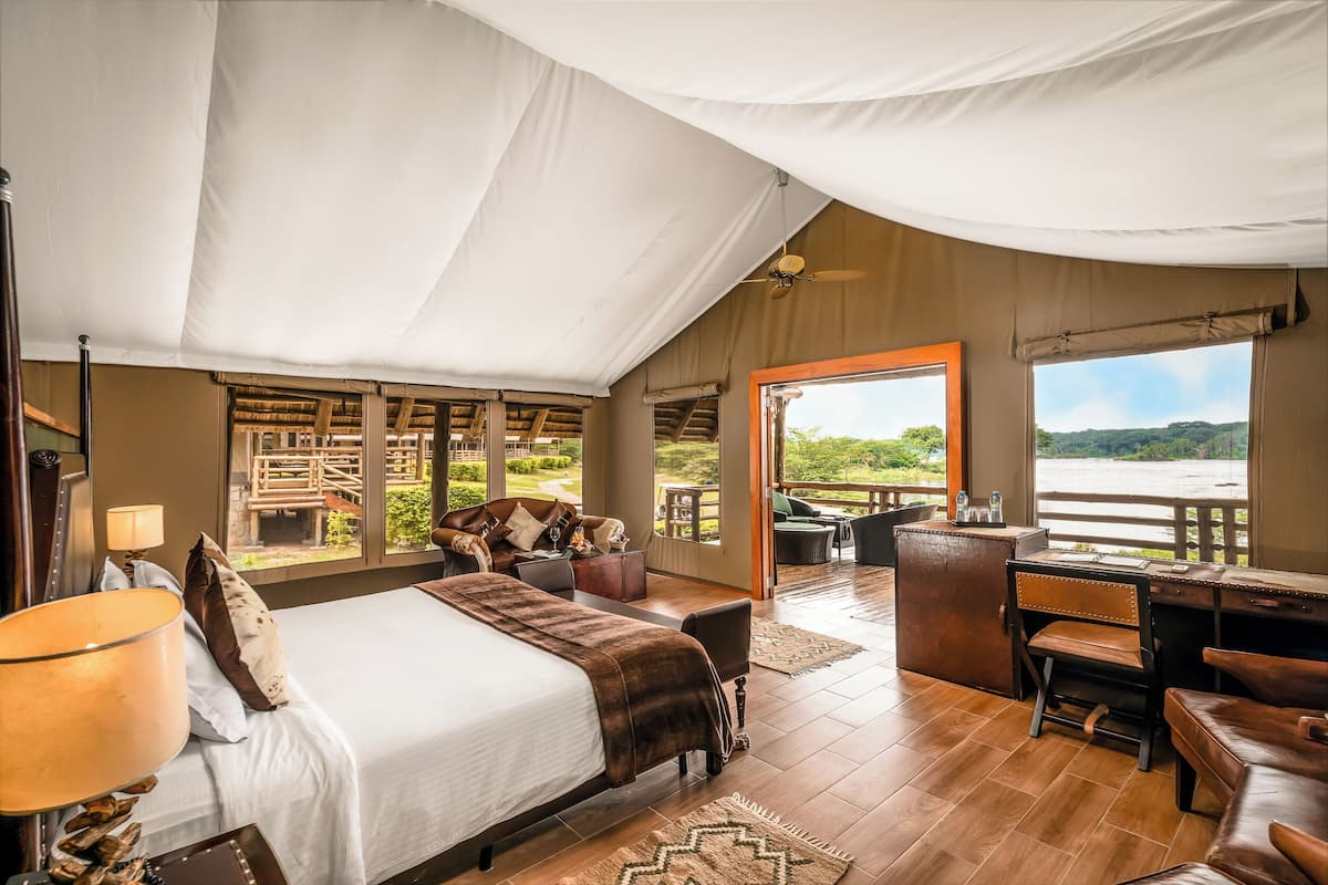 Superior-telt | Pengeskab på værelset, skrivebord, mørklægningsgardiner