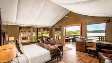 Tenda Superior | Una cassaforte in camera, una scrivania, tende oscuranti