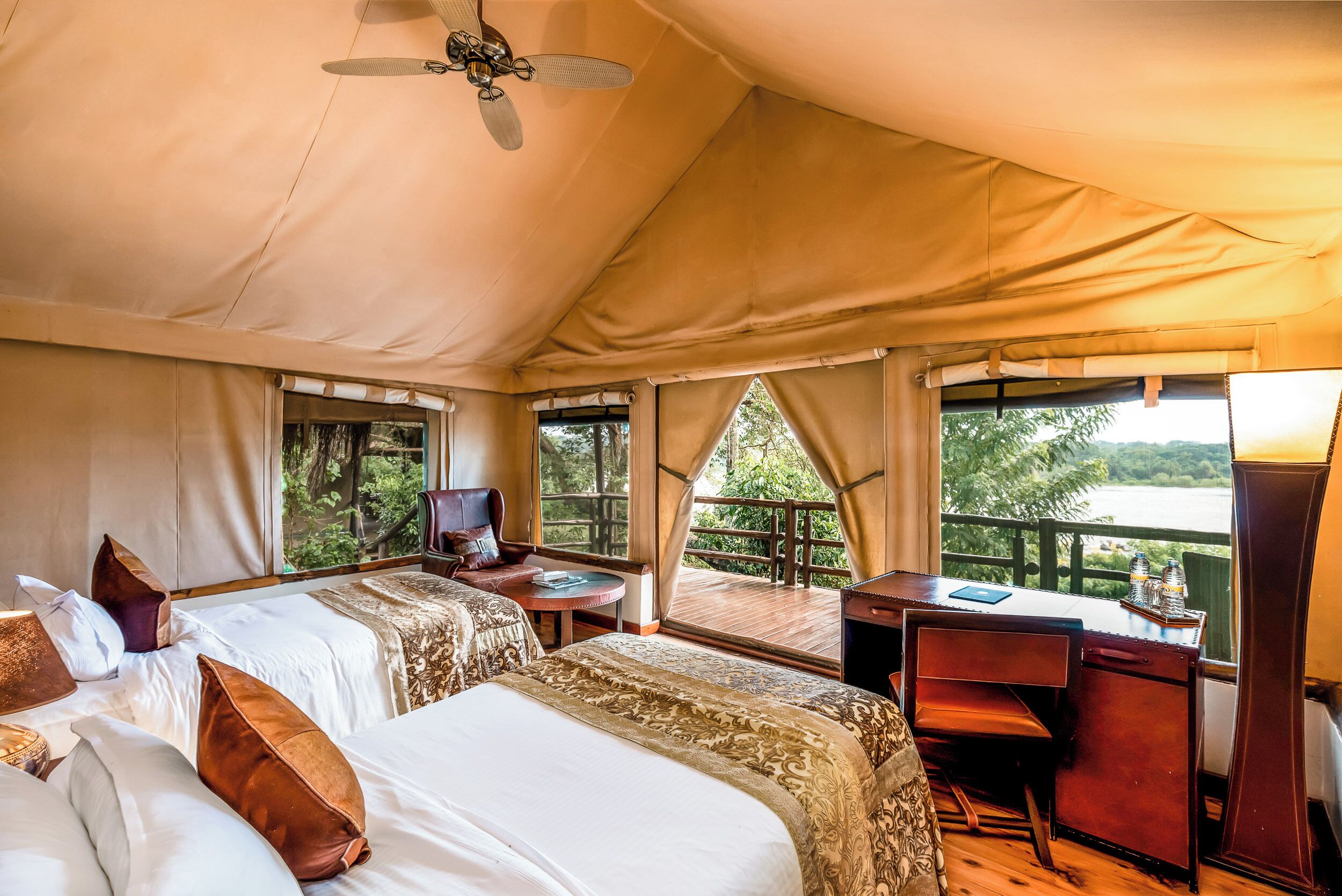 Una cassaforte in camera, una scrivania, tende oscuranti, lenzuola