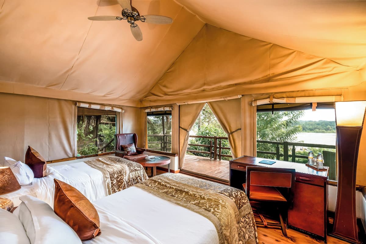 Una cassaforte in camera, una scrivania, tende oscuranti, lenzuola