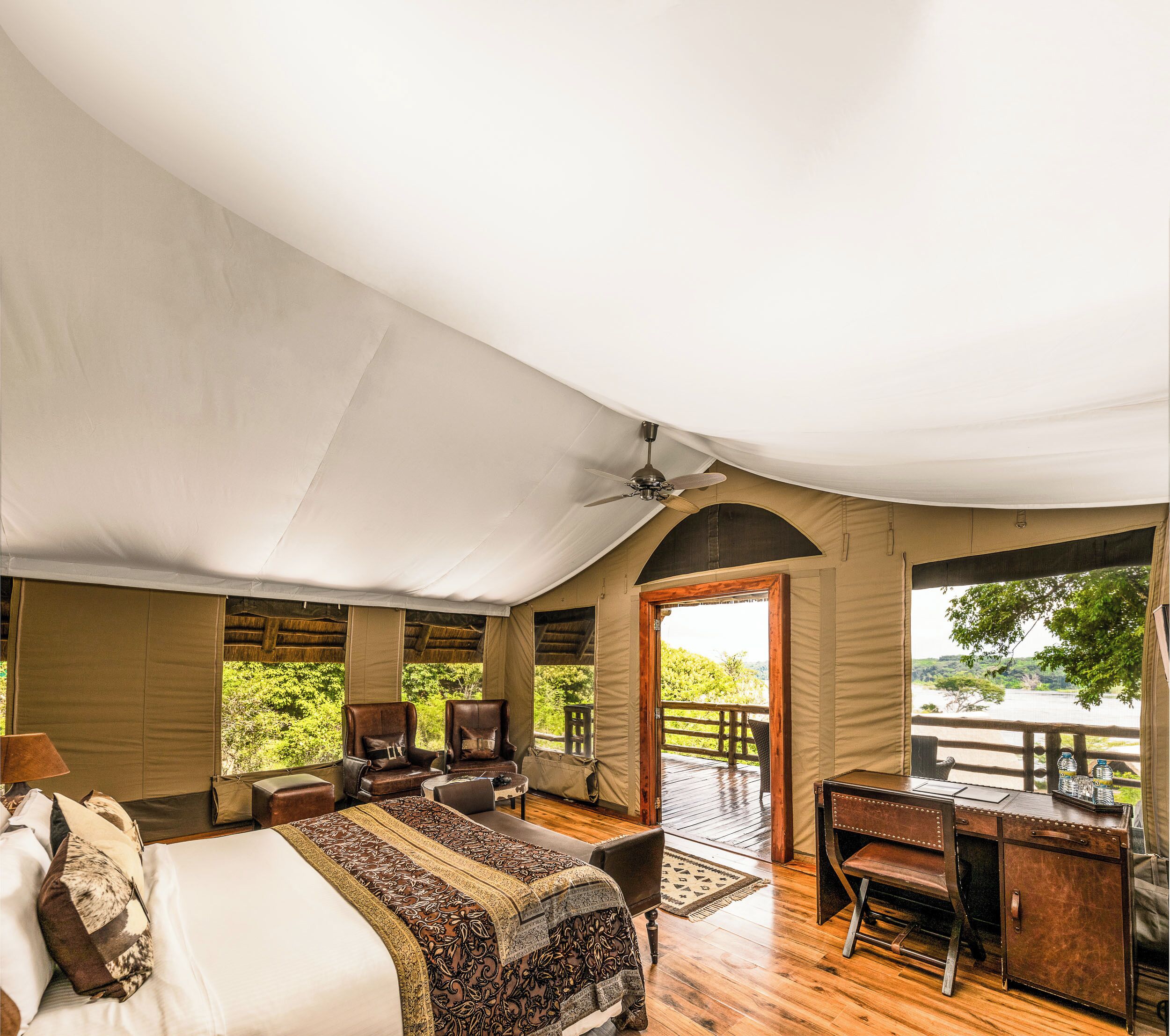 Deluxe-telt | Pengeskab på værelset, skrivebord, mørklægningsgardiner