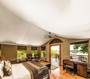 Deluxe-telt | Pengeskab på værelset, skrivebord, mørklægningsgardiner