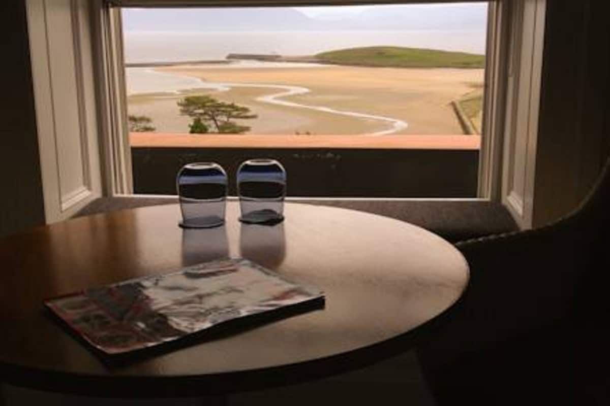 classic double room | 1 bedroom, in-room safe, desk, iron/ironing board