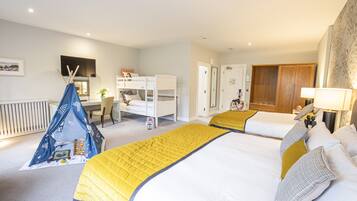 Habitación cuádruple familiar | Caja de seguridad en la habitación y escritorio