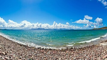 Una playa cerca, arena blanca