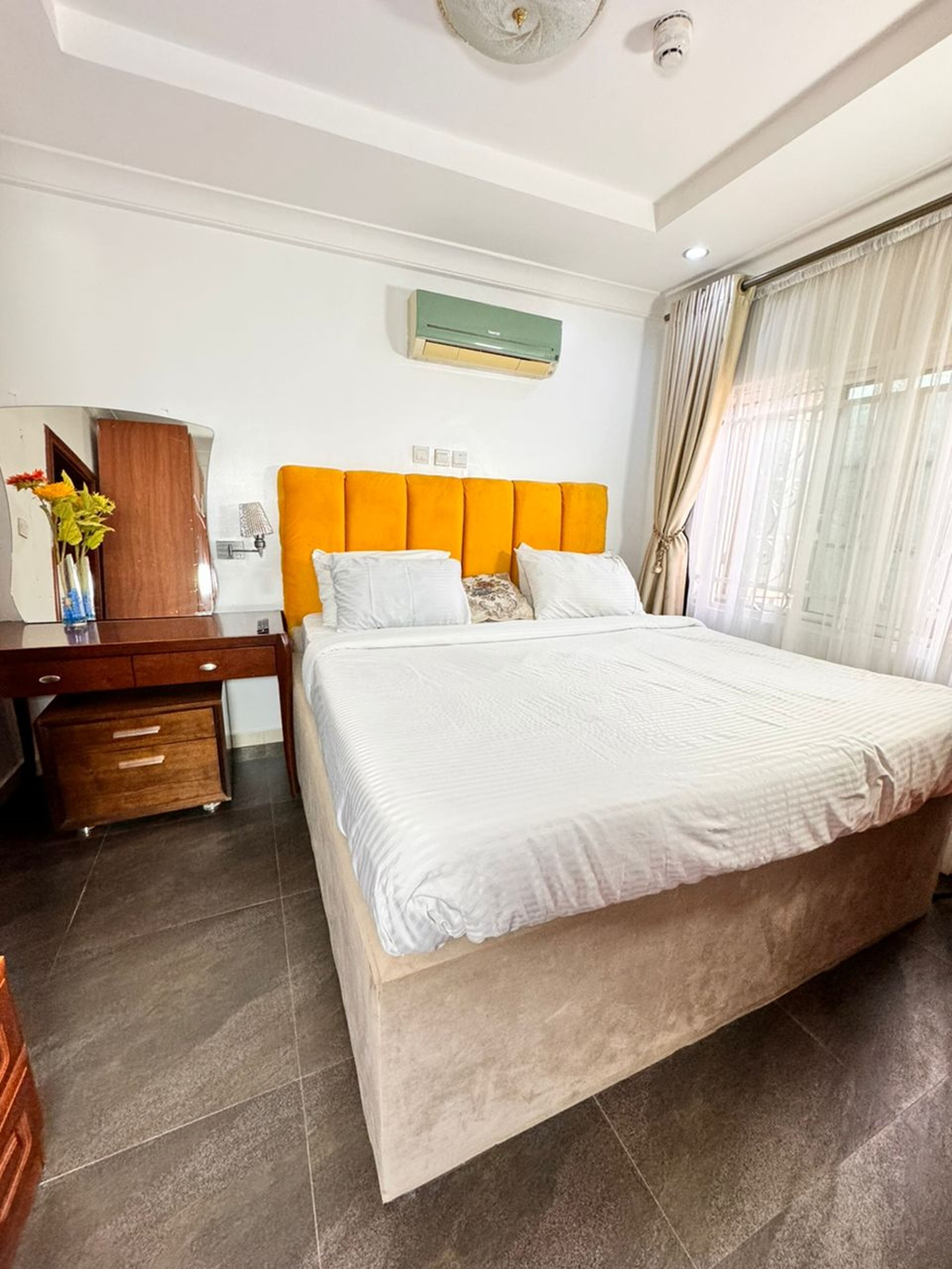 In-room safe, desk, free WiFi