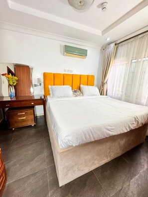 Safe på rommet, skrivebord og wi-fi (inkludert)