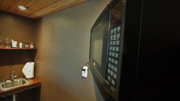 Chambre Standard, 1 grand lit, coin cuisine, vue baie | Cuisine privée | CafetiÚre/bouilloire