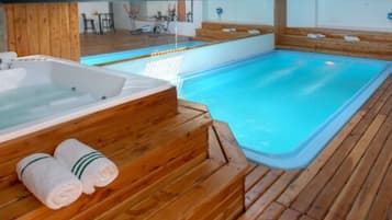 Una piscina cubierta