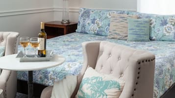 King with Kitchenette and Fireplace | Iron/ironing board, free cots/infant beds, free WiFi, bed sheets