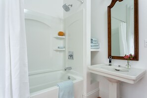 King with Kitchenette and Fireplace | Bathroom | Combined shower/tub, free toiletries, hair dryer, towels - Admiral Sims' House  (Newport)