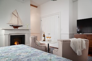 Chambre, 1 très grand lit, coin cuisine (Fireplace) | Fer et planche à repasser, lits bébé (gratuits), Wi-Fi gratuit