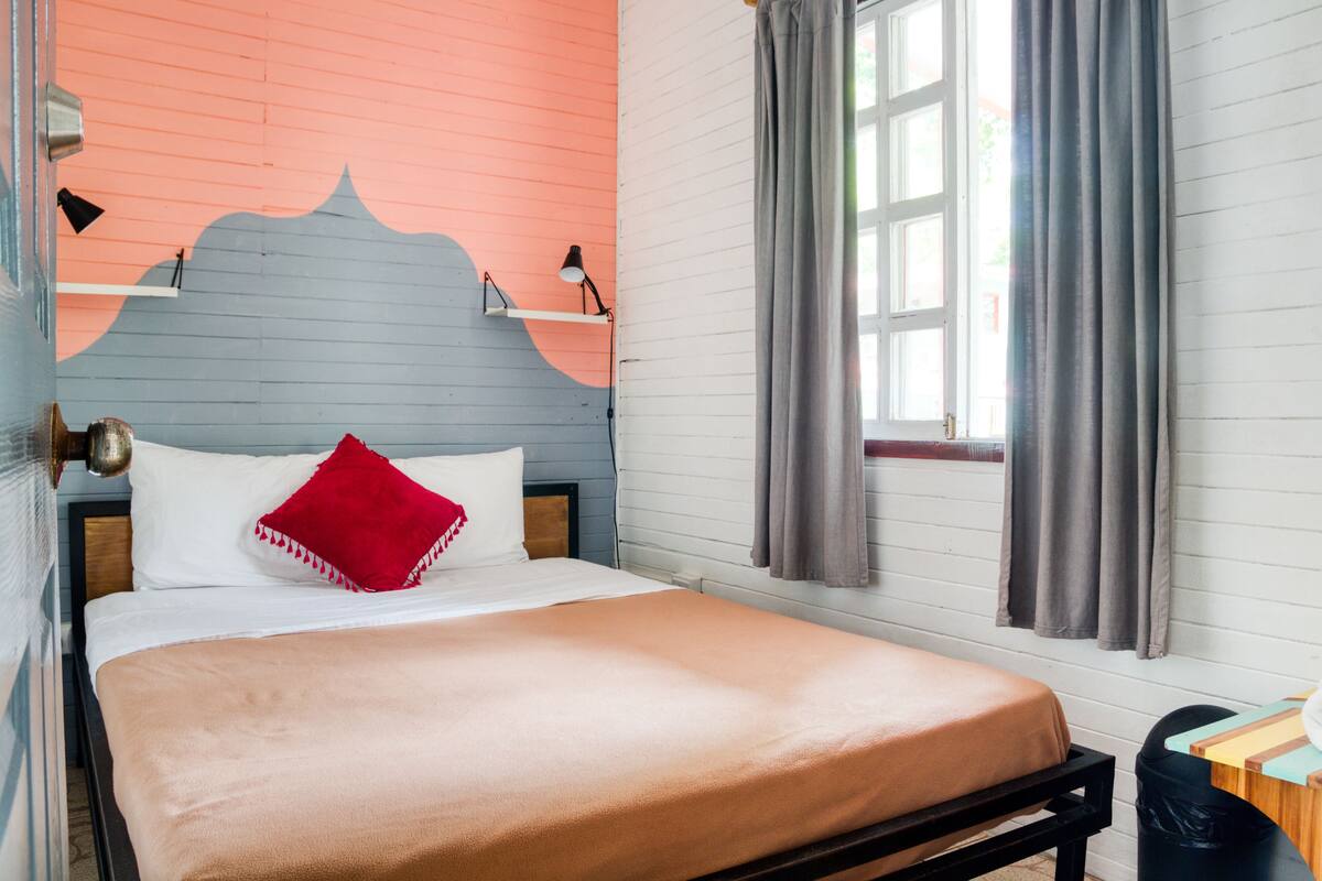 Small Room Shared Bathroom | 1 Schlafzimmer