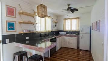 Two-Bedroom Apartment | Yksityinen keittiö | Jääkaappi, mikroaaltouuni