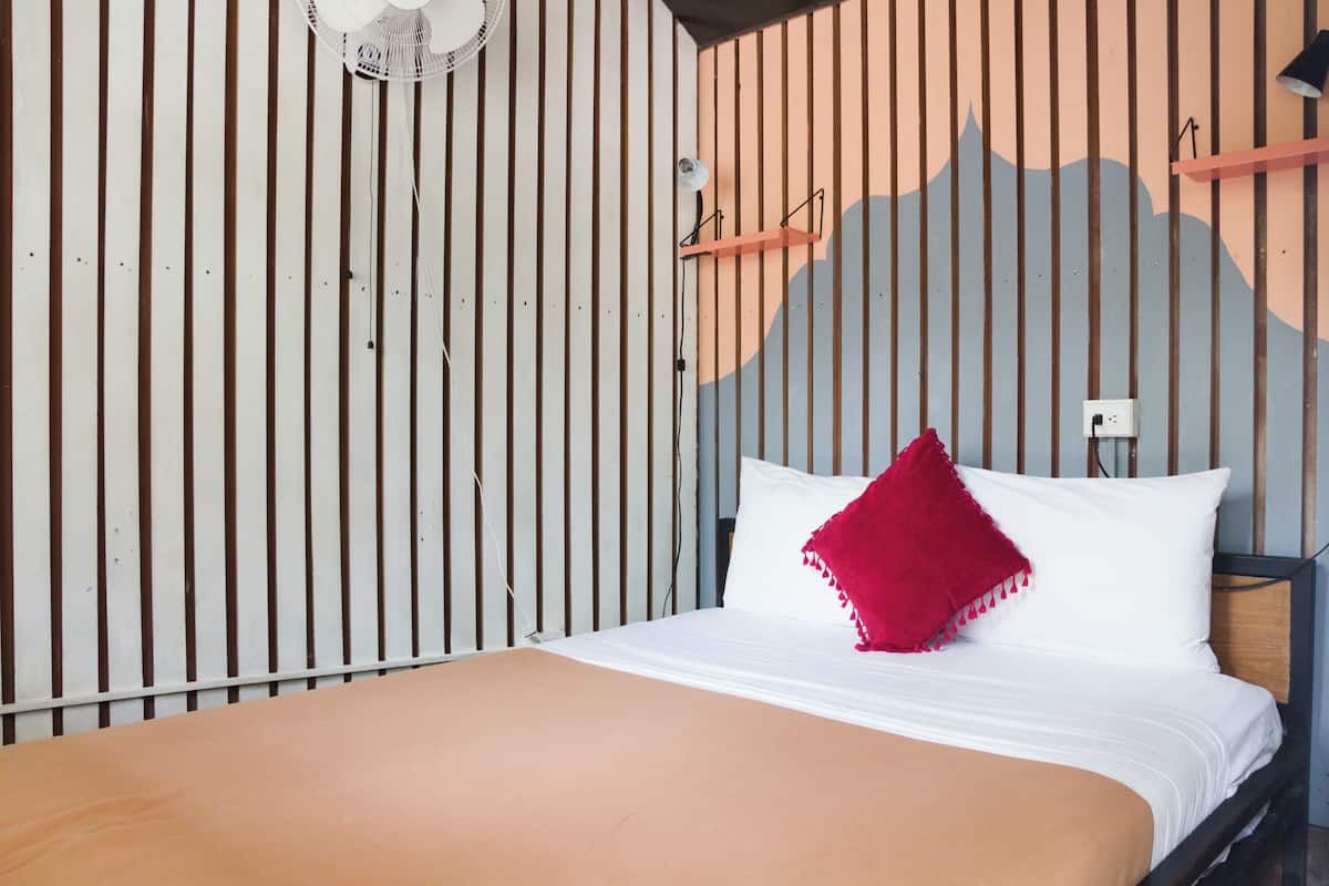 Small Room Shared Bathroom | 1 Schlafzimmer