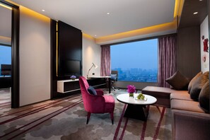 Suite, 1 Schlafzimmer, Zutritt zur Club Lounge | Daunenbettdecken, Minibar, Zimmersafe, Schreibtisch