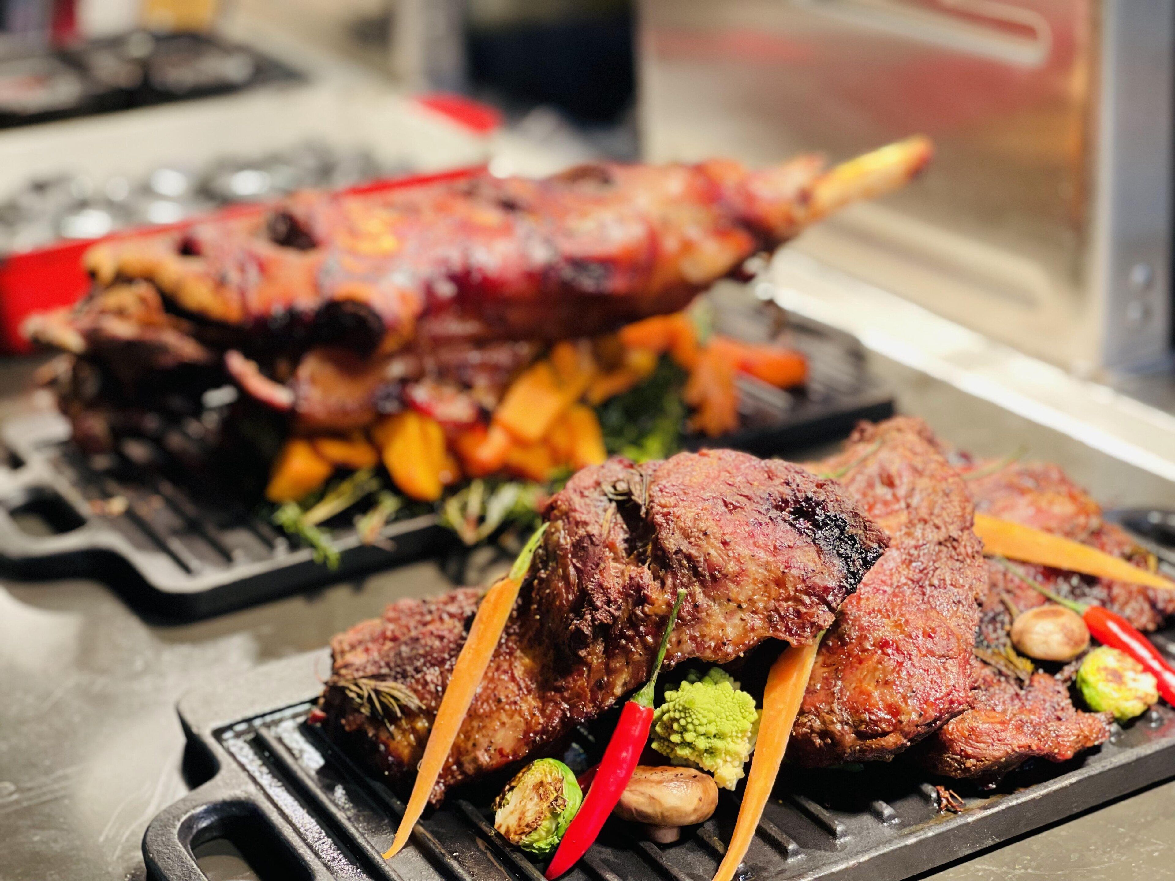 Ein Grill mit Fleisch- und Gemüsespießen.