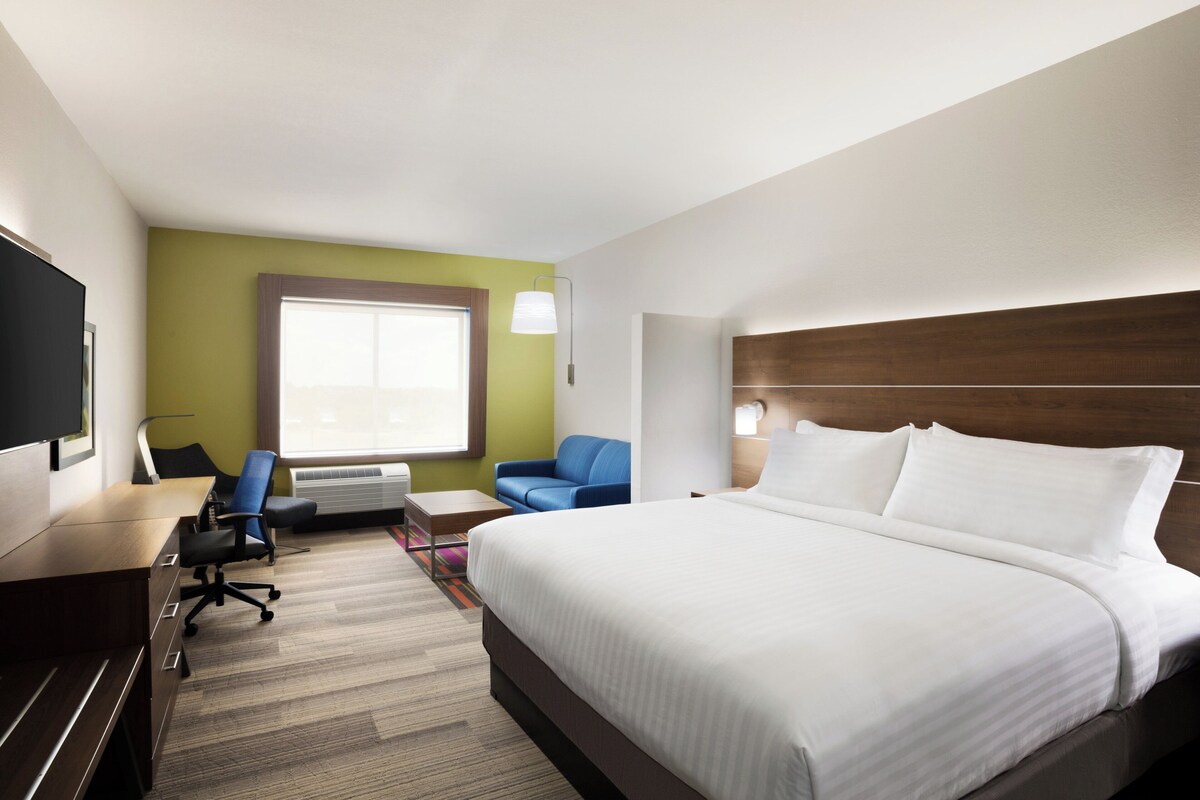 In-room safe, desk, blackout drapes, iron/ironing board (on request)