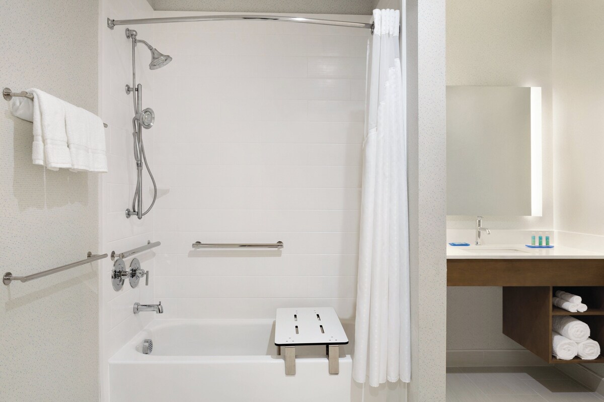 Standard Room, 1 King Bed, Accessible (Communication Accessible) | In-room safe, desk, blackout drapes, iron/ironing board (on request)