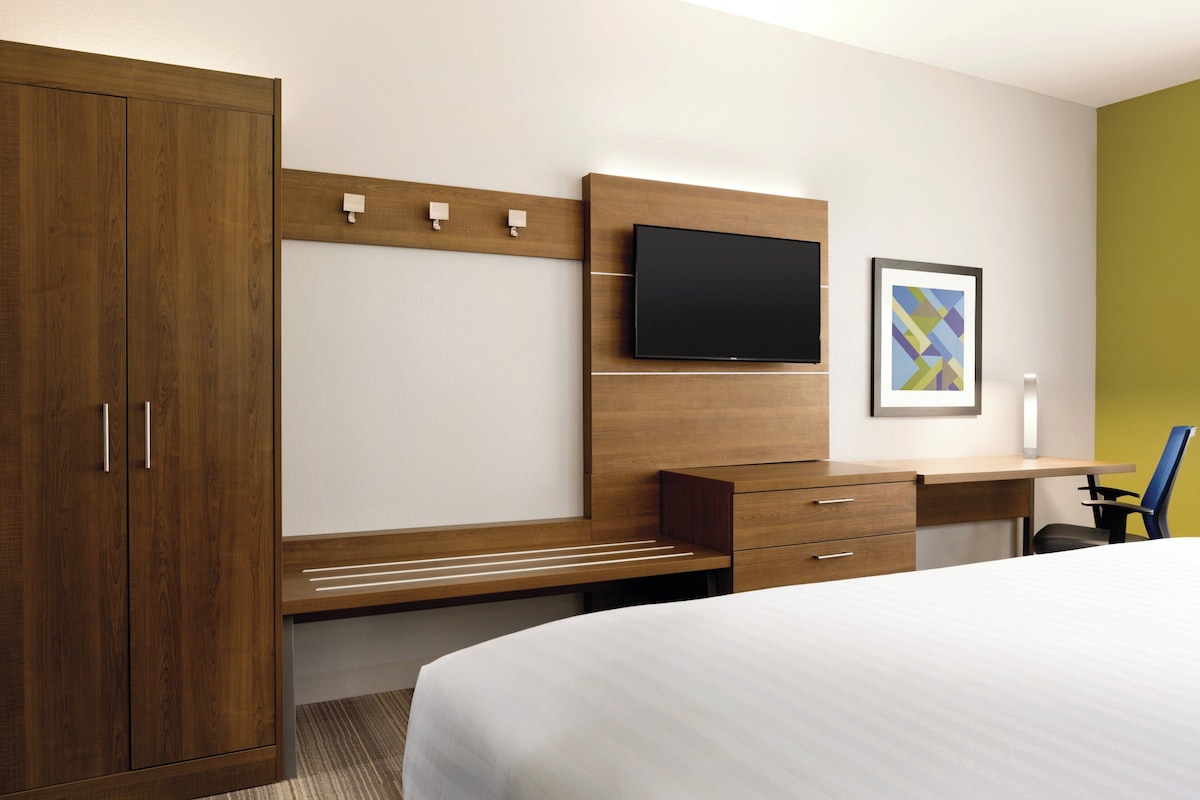 Standard Room, 1 King Bed | In-room safe, desk, blackout drapes, iron/ironing board (on request)