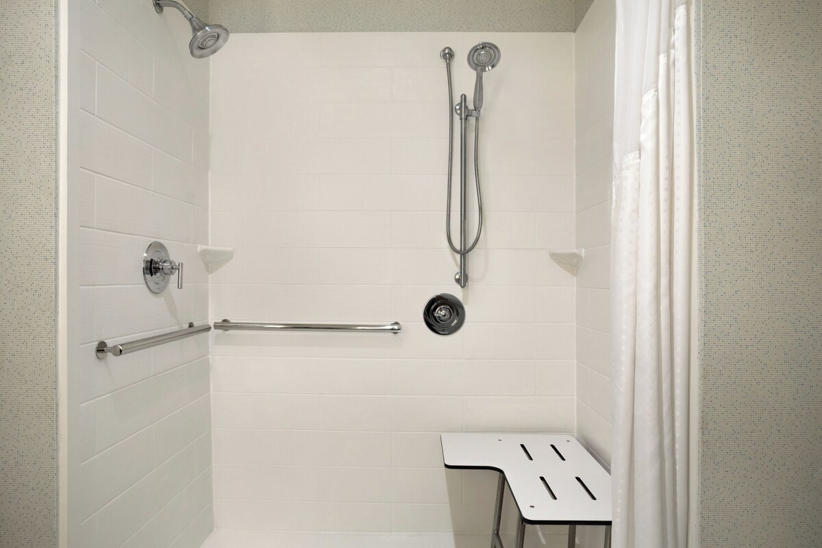 Standard Room, 1 King Bed, Accessible (Comm, Mobil, Transfer Shower) | In-room safe, desk, blackout drapes, iron/ironing board (on request)