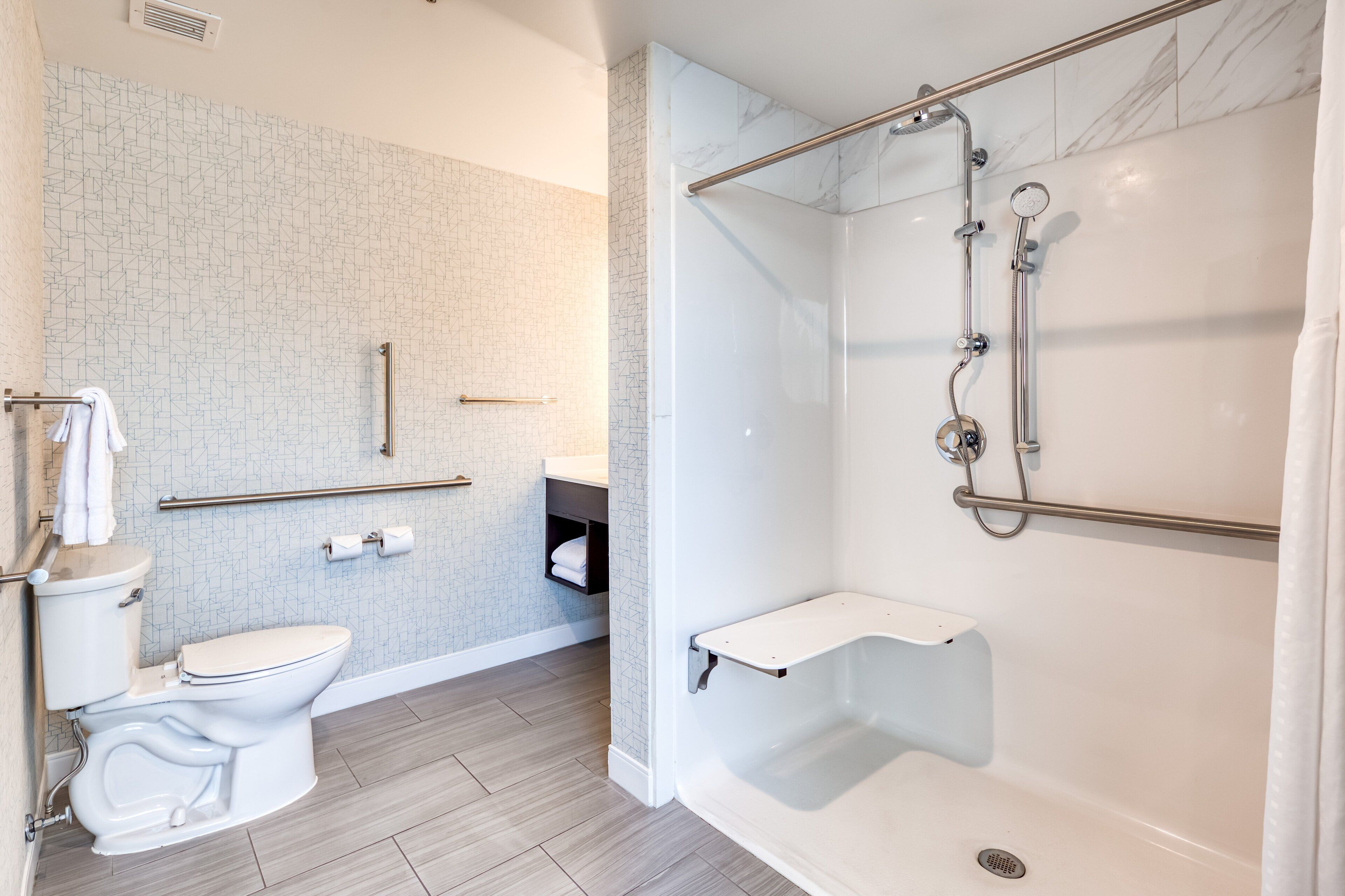 standard room, 1 king bed, accessible (roll-in shower) | 1 bedroom, desk, laptop workspace, iron/ironing board