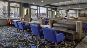 Free daily buffet breakfast - Holiday Inn Express Kansas City Downtown by IHG (Kansas City)