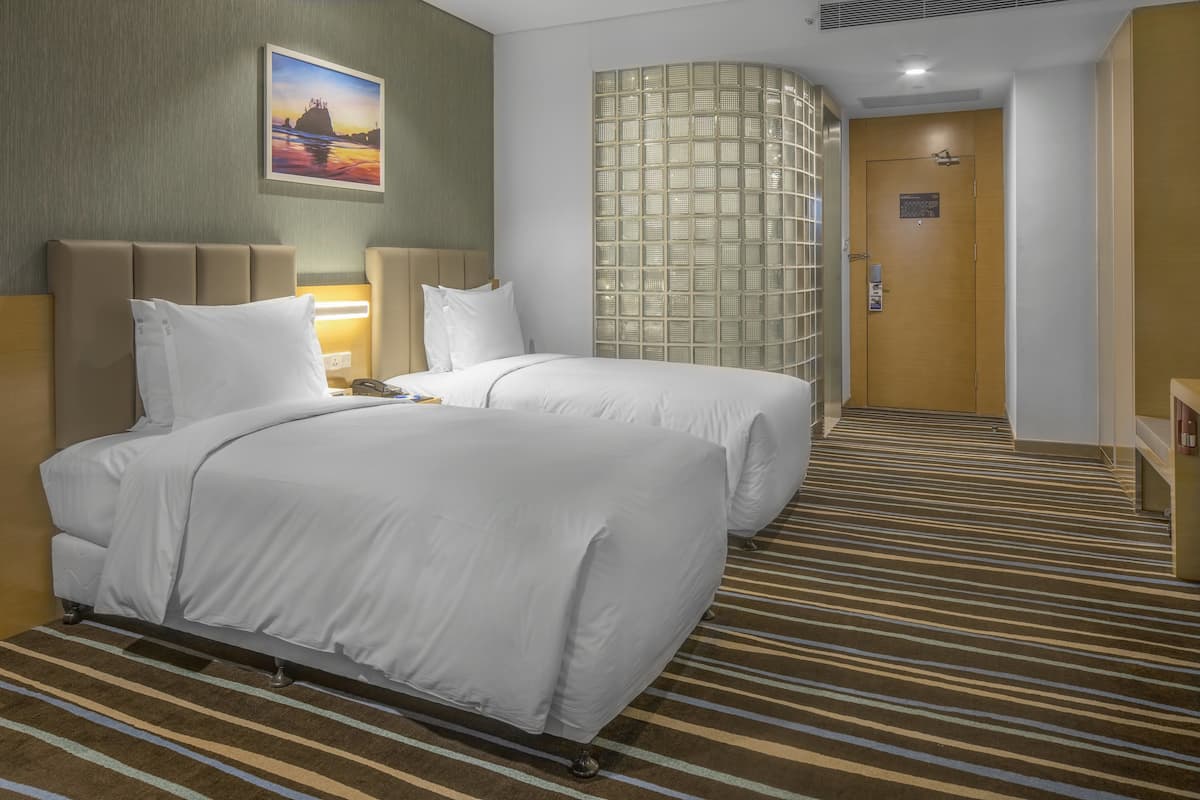 Caja de seguridad en la habitación, escritorio y cortinas blackout