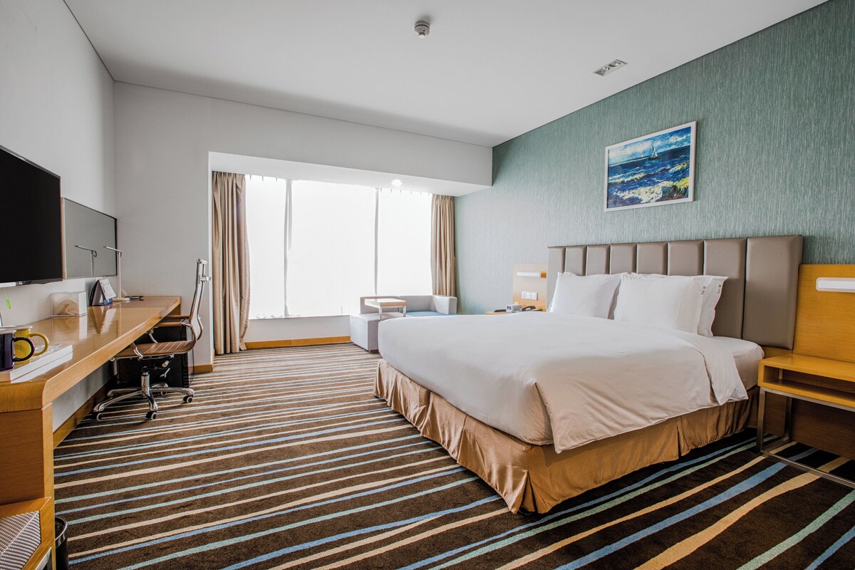 Standard Room, 1 King Bed (Extra Floor Space) | In-room safe, desk, blackout drapes, soundproofing