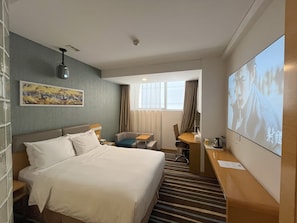 Standaard kamer, 1 kingsize bed (Entertainment Room) | Een kluis op de kamer, een bureau, verduisterende gordijnen