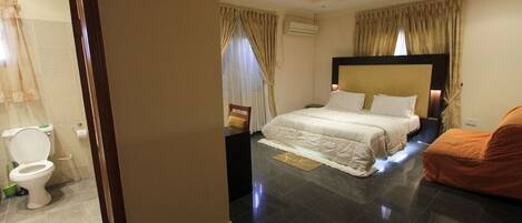 3 bedrooms, desk, WiFi, bed sheets