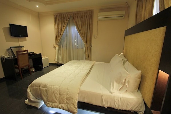 3 bedrooms, desk, WiFi, bed sheets