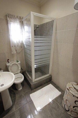 Regadera, amenidades de baño gratuitas, pantuflas, toallas 