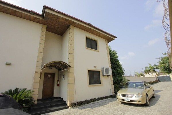 Vista frontal de la propiedad