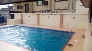 Una piscina al aire libre
