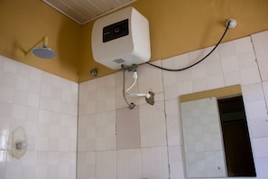 Dusche, Hydromassagedusche, kostenlose Toilettenartikel, Handtücher