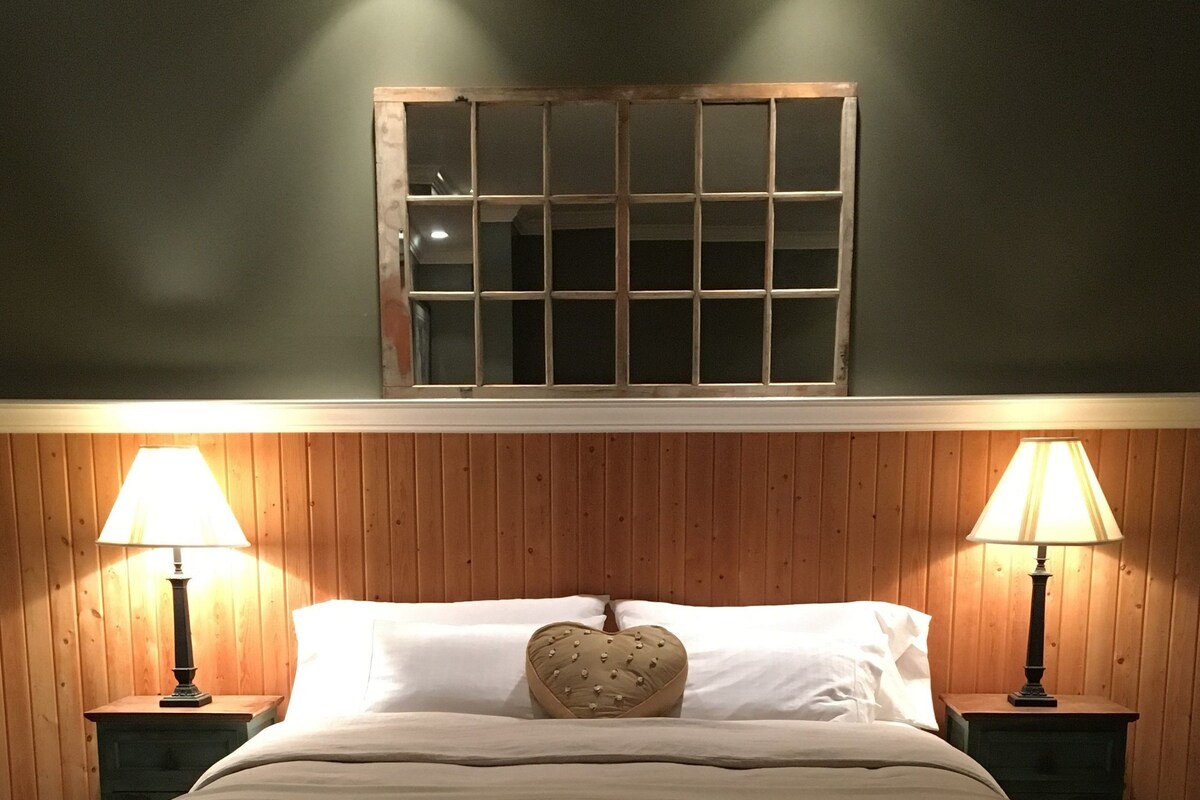 Luxury-Suite, 1 King-Bett, Erdgeschoss | Bettwäsche aus ägyptischer Baumwolle, hochwertige Bettwaren