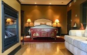 Luxury Suite, 1 Queen Bed, Mountain View | Egyptian cotton sheets, premium bedding, down comforters, pillowtop beds - Casa Colina (Kaleden)