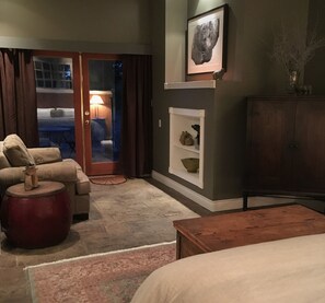 Suite de lujo, 1 cama King size, planta baja | Área de sala de estar | Smart TV y Netflix