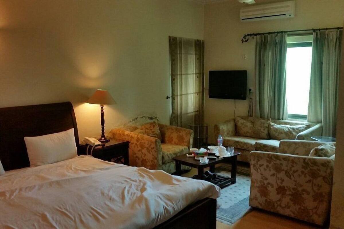 Executive Suite | 1 bedroom, in-room safe, free WiFi, bed sheets
