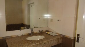 Buồng tắm vòi sen, đồ dùng nhà tắm miễn phí, khăn tắm 