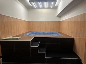 Indoor spabad