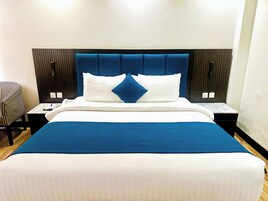Quarto solteiro luxo, vista para a cidade | Sala de estar | TV de tela plana