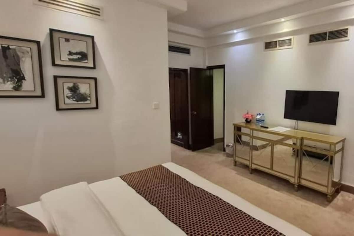 Appartement, 2 chambres | Minibar, coffres-forts dans les chambres, bureau, rideaux occultants