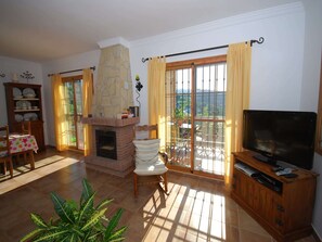 Télévision, cheminée, lecteur de DVD