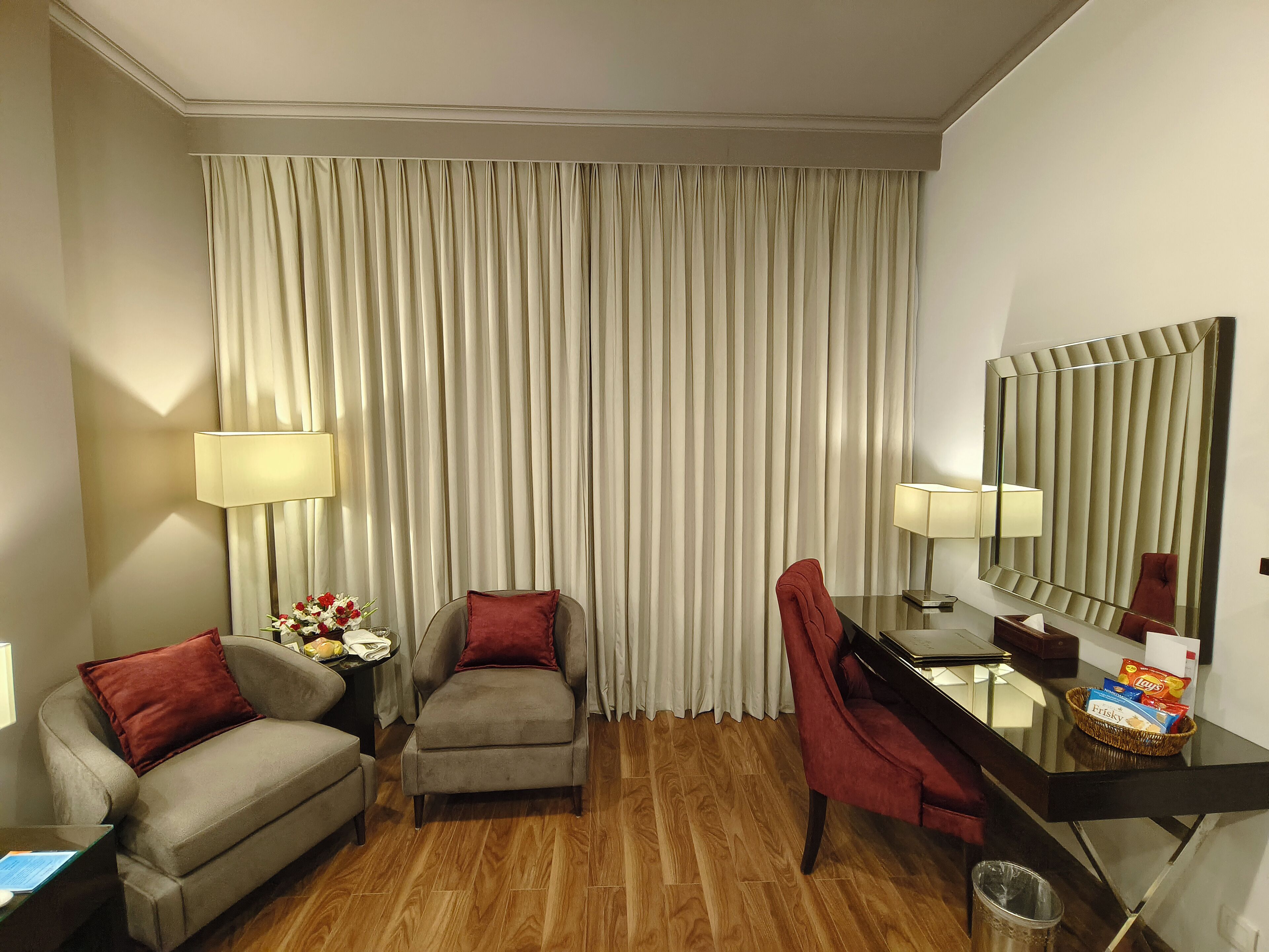 deluxe room, 1 queen bed, smoking | minibar, in-room safe, desk, blackout curtains