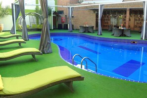 Outdoor pool - Ramada by Wyndham Multan (Multan)