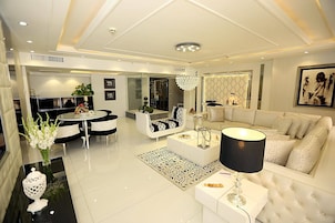 Frigobar, cofres nos quartos, escrivaninha, cortinas blackout