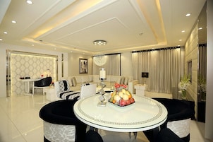 Frigobar, cofres nos quartos, escrivaninha, cortinas blackout